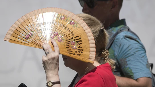 Mujer se protege del sol por la ola de calor Mujer se protege del sol por la ola de calor