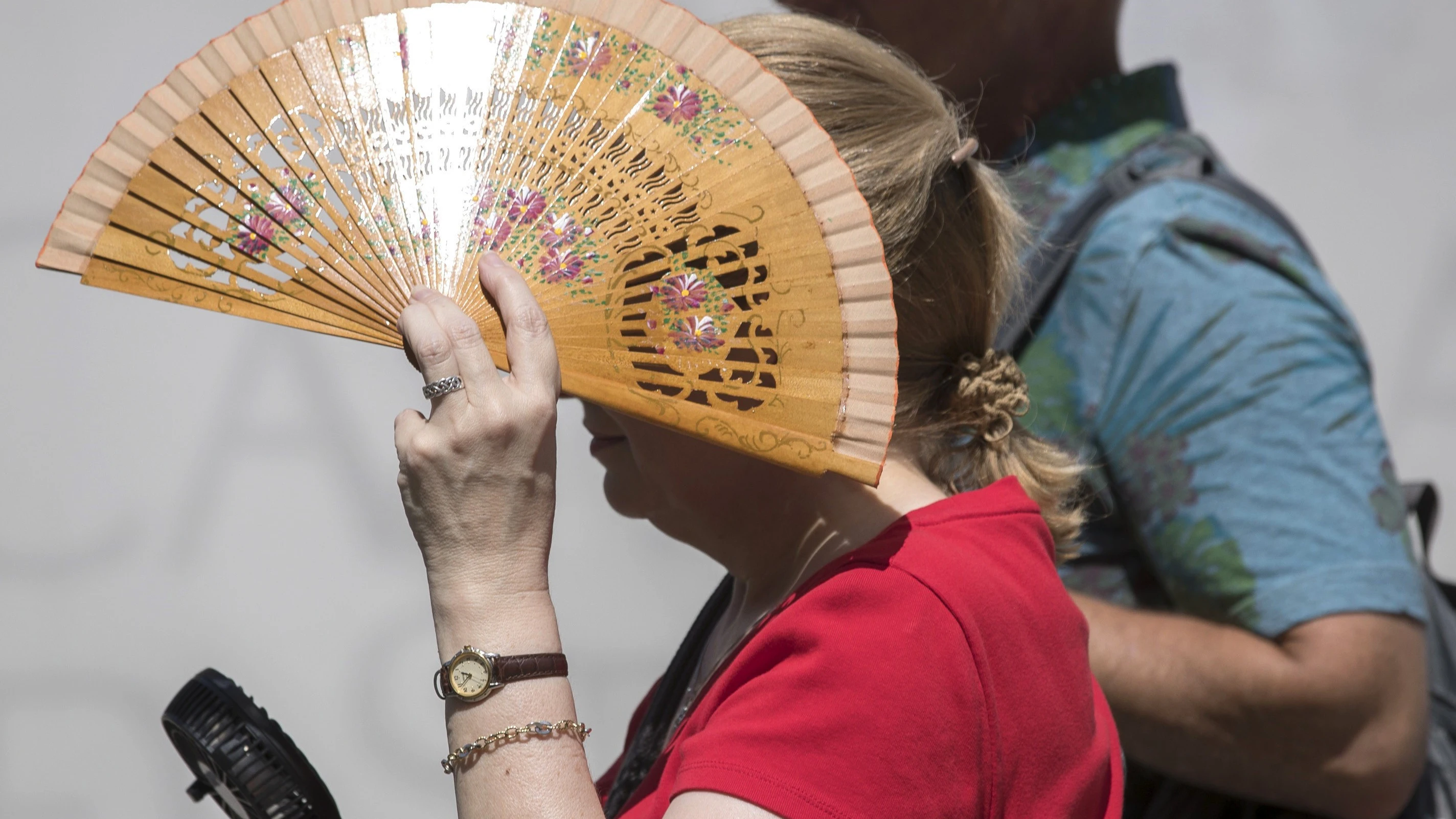 Mujer se protege del sol por la ola de calor