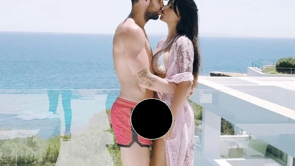 Cesc Fábregas junto a su novia de vacaciones Cesc Fábregas junto a su novia de vacaciones
