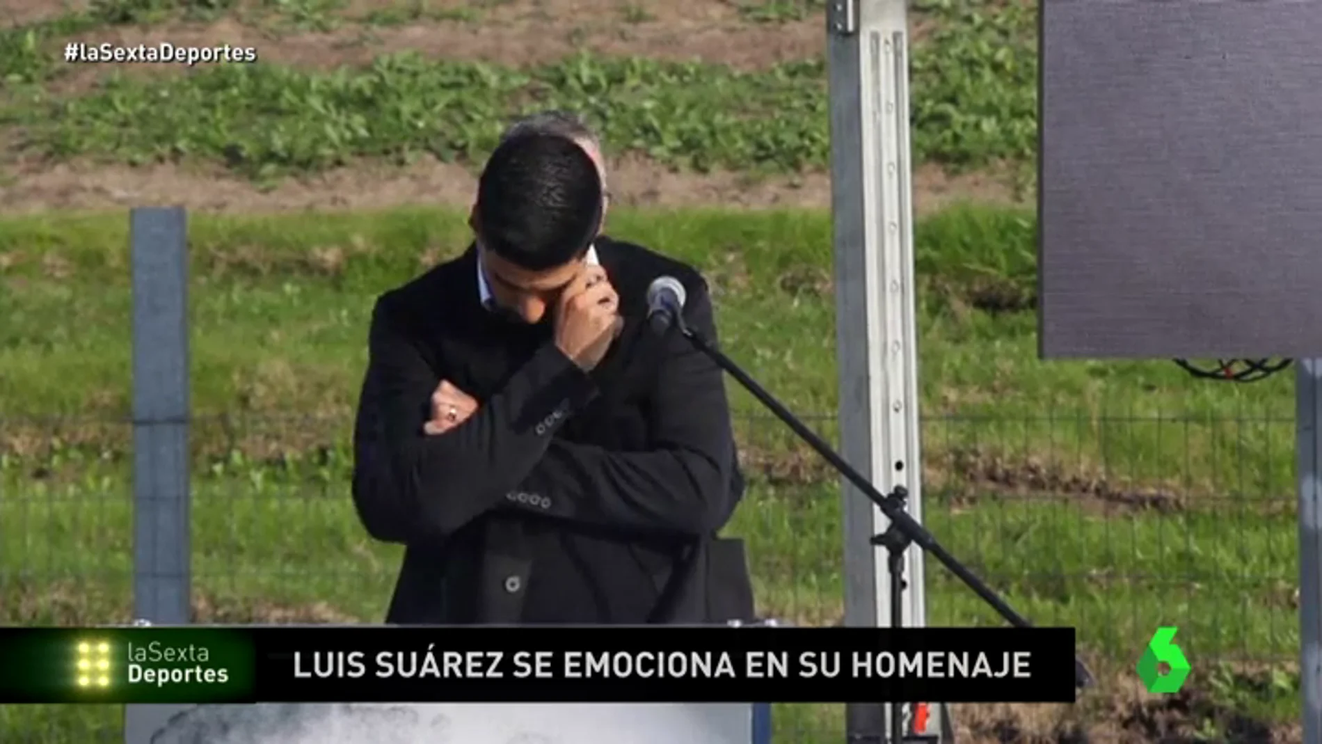 Luis Suárez, emocionado en su homenaje