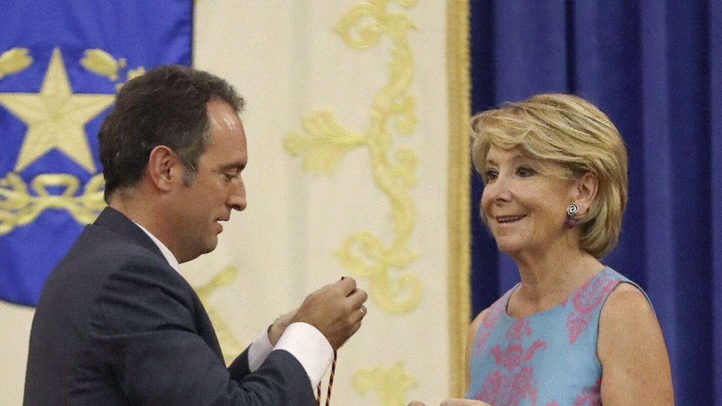 El presidente de Asociaci&oacute;n Dignidad y Justicia da a Aguirre la medalla de la Asociaci&oacute;n