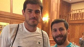 Iker Casillas posa junto al doble de Messi y la camiseta del Madrid