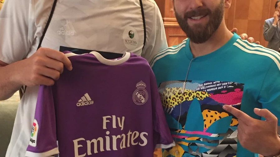 Iker Casillas posa junto al doble de Messi y la camiseta del Madrid