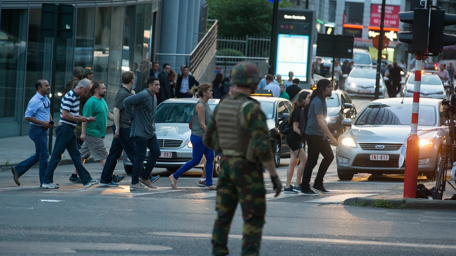 Personas andando junto a un soldado armado en el exterior de la Estación Central