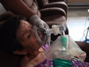 Una paciente recibe terapia para mitigar los síntomas de la ELA Una paciente recibe terapia para mitigar los síntomas de la ELA