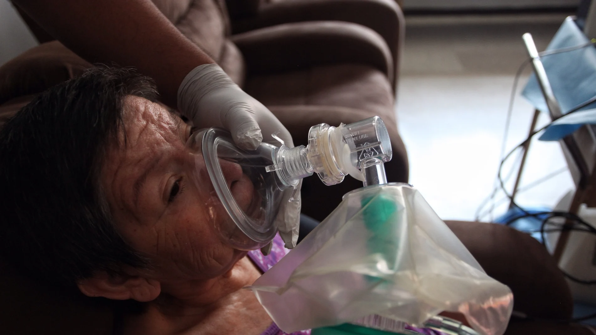 Una paciente recibe terapia para mitigar los síntomas de la ELA