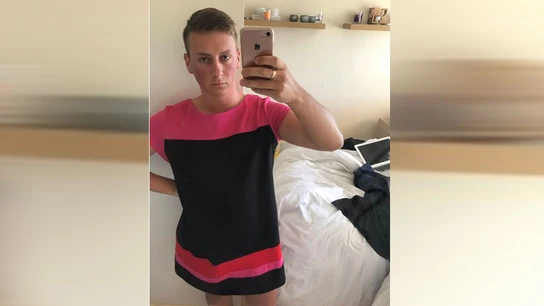 Un joven con vestido Un joven con vestido