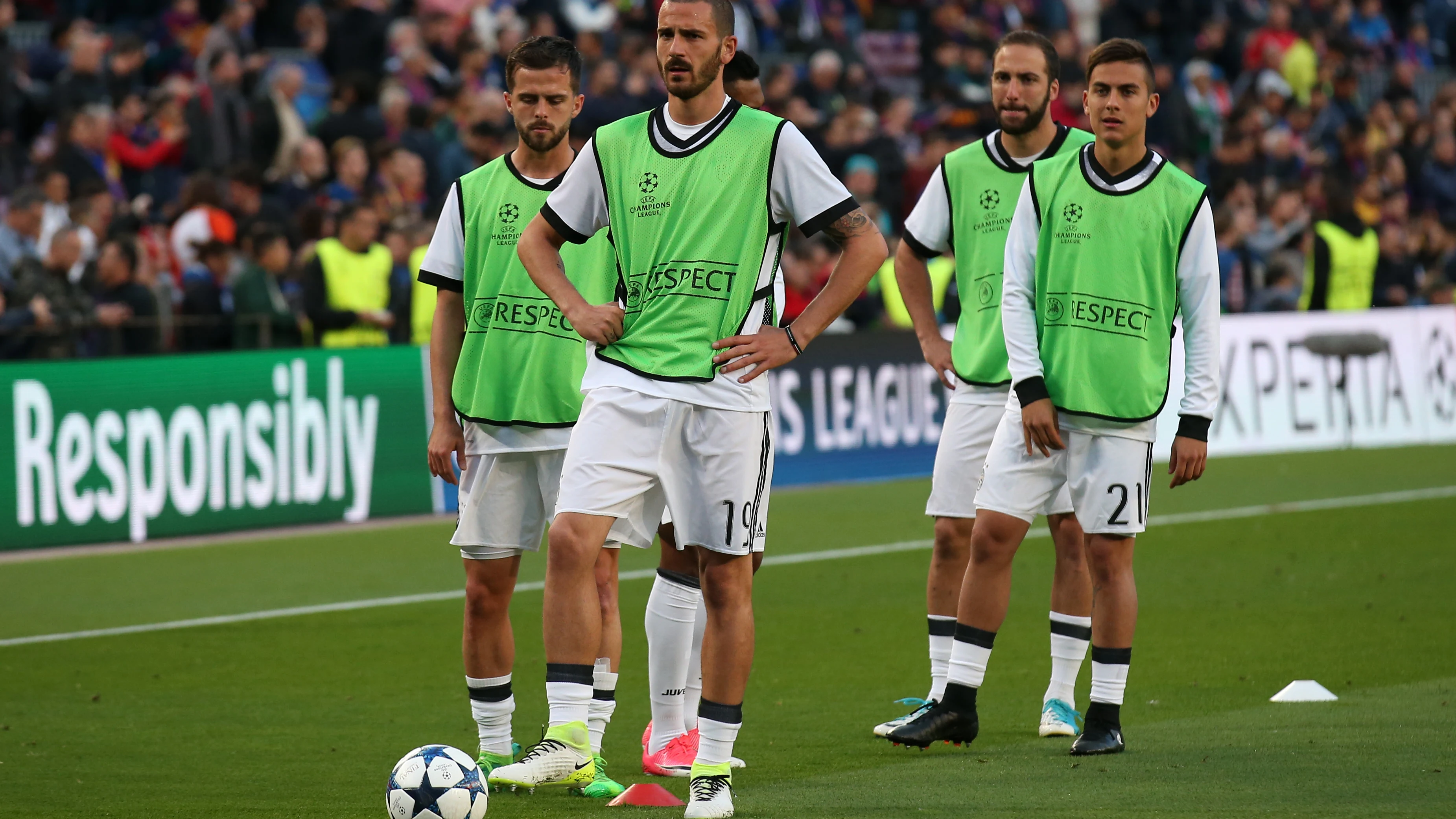 Bonucci y Dybala, en un calentamiento de la Juventus