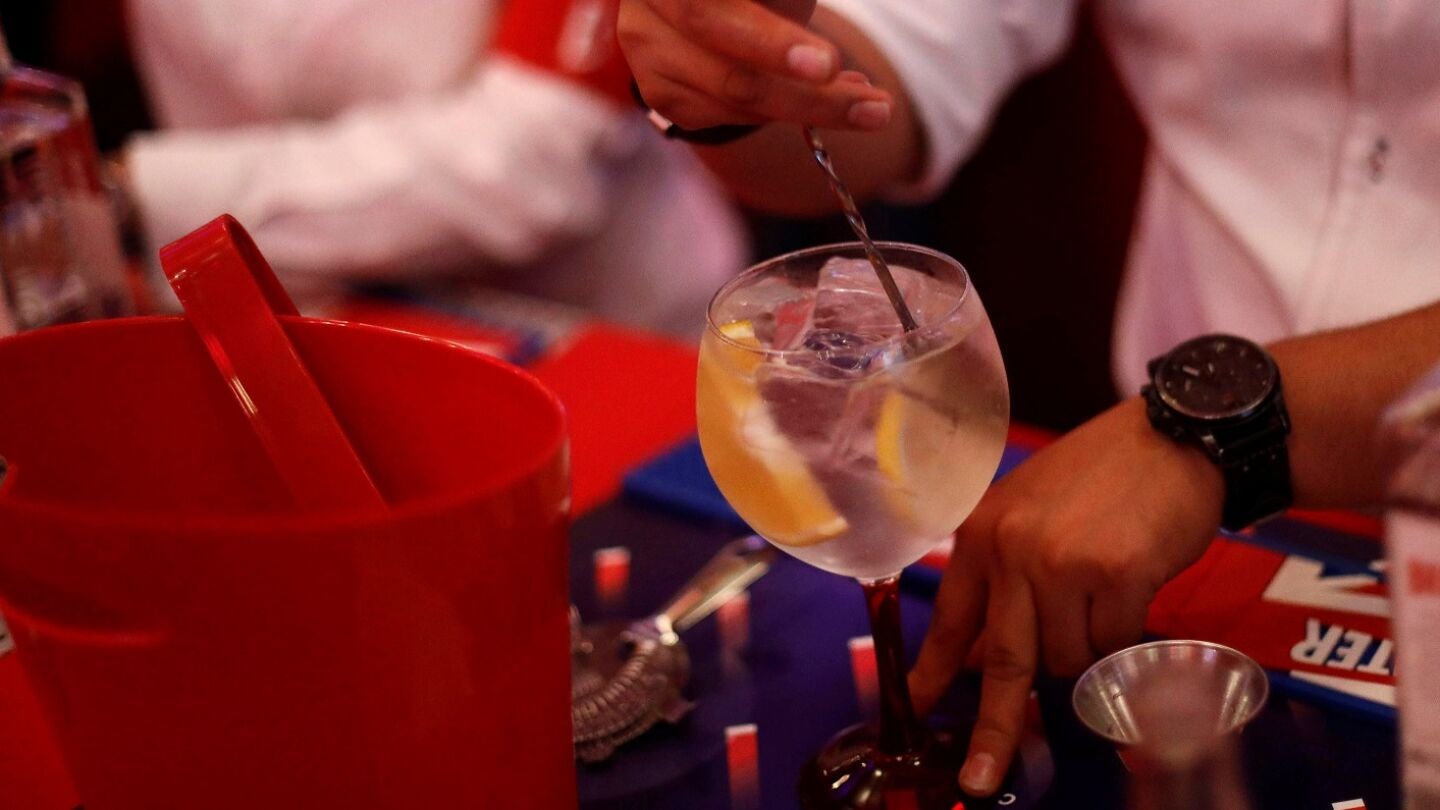 Un camarero sirve un gin tonic