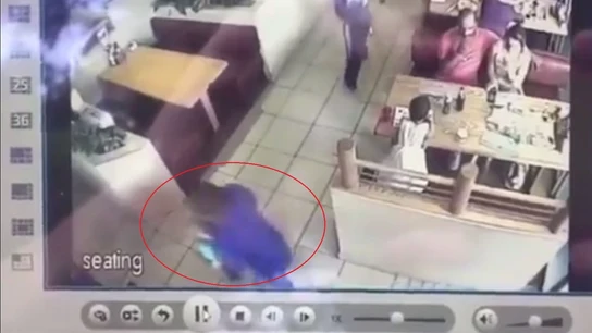 Momento en el que un hombre intenta raptar a un niño Momento en el que un hombre intenta raptar a un niño