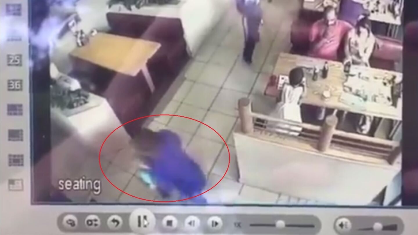Momento en el que un hombre intenta raptar a un ni&ntilde;o