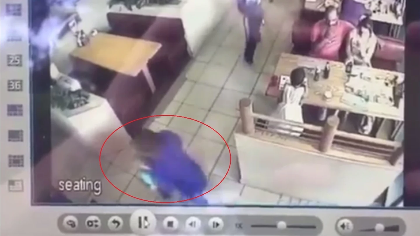 Momento en el que un hombre intenta raptar a un niño Momento en el que un hombre intenta raptar a un niño