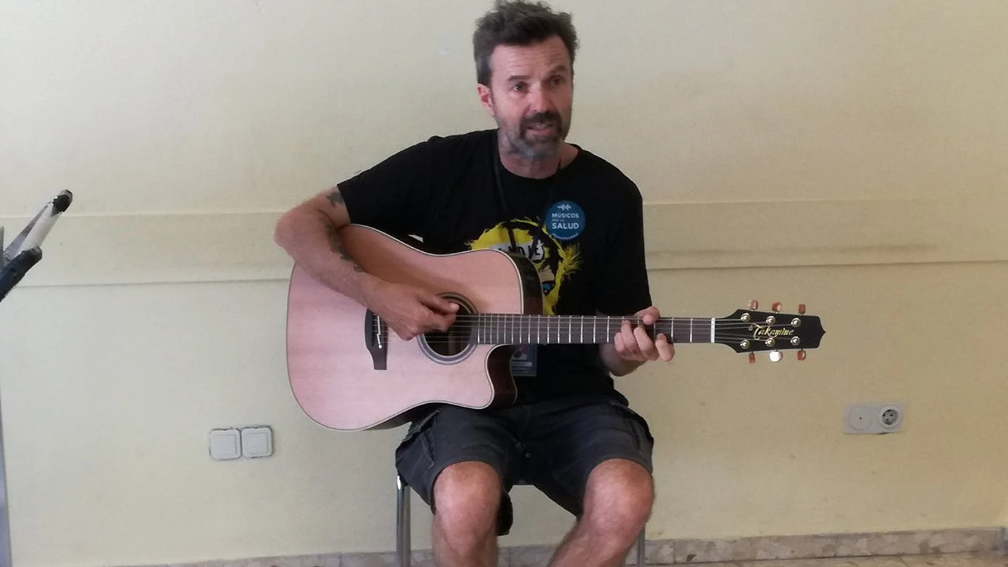 Pau Donés, que pelea contra un cáncer, lleva su música al hospital El cantante de Jarabe de Palo