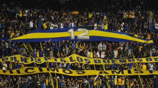 La afición de Boca Juniors anima en la grada de La Bombonera La afición de Boca Juniors anima en la grada de La Bombonera