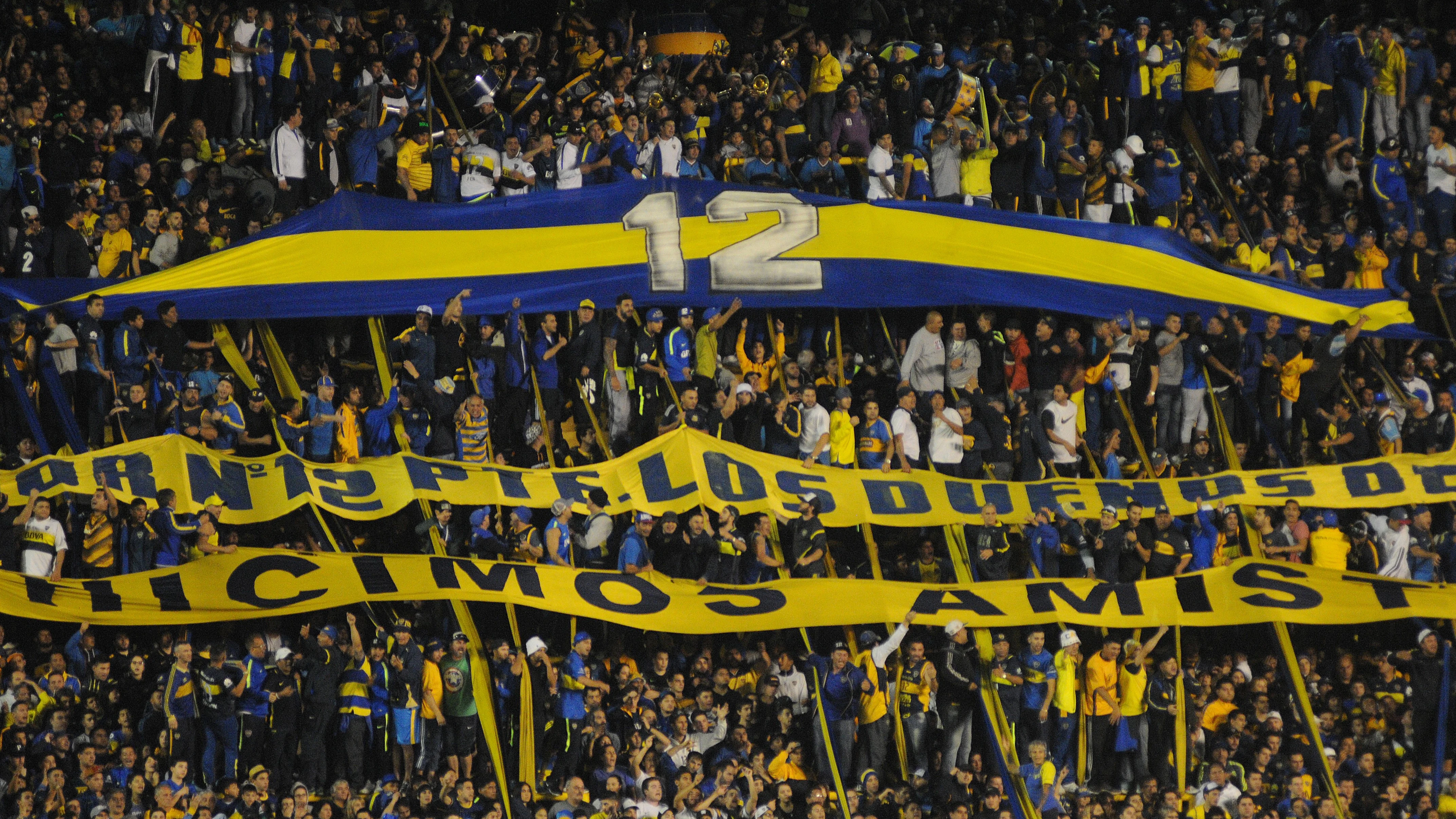 La afición de Boca Juniors anima en la grada de La Bombonera