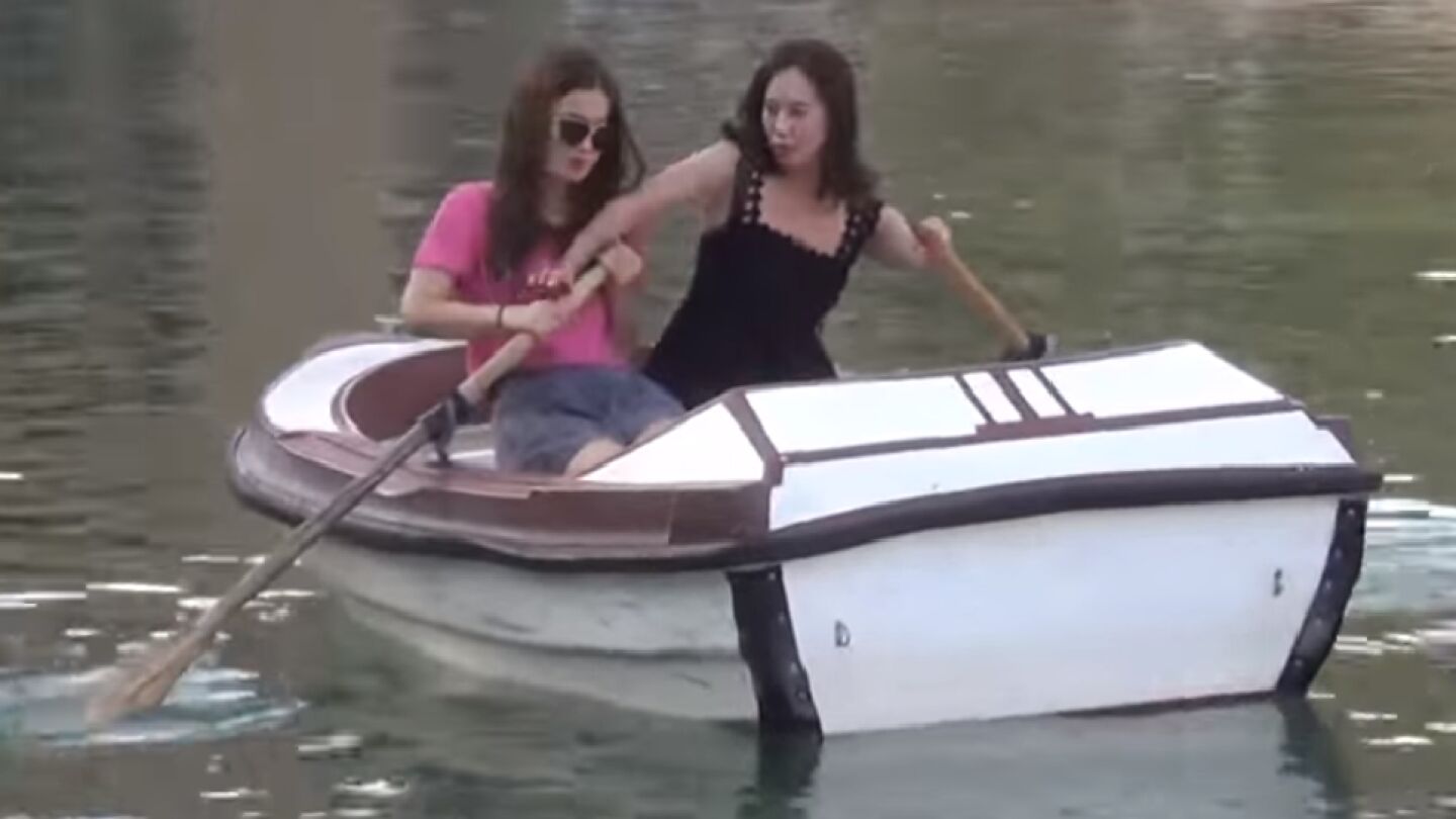 Extranjeras intentado remar en la Plaza de Espa&ntilde;a de Sevilla 