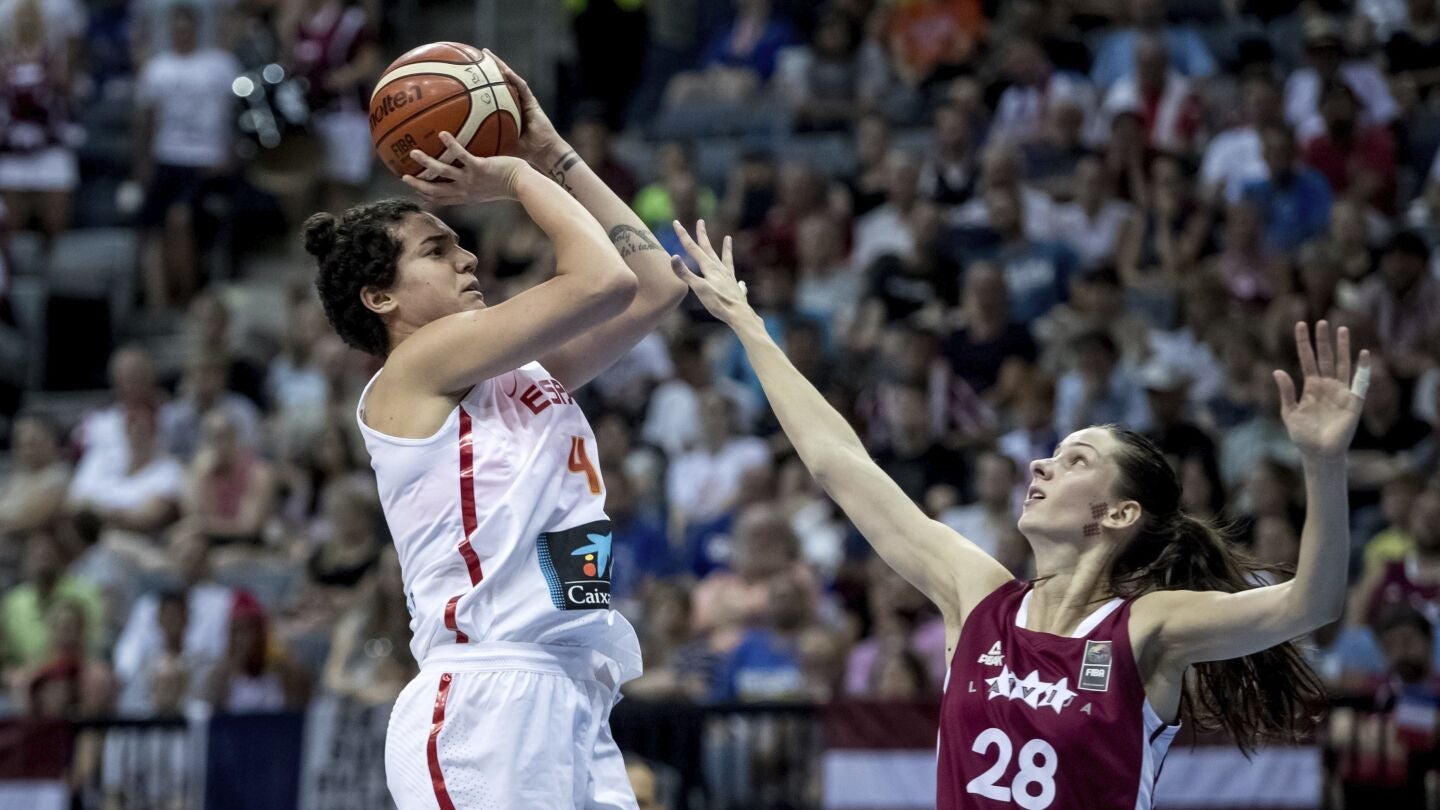 Alba Torrens lanza a canasta en el partido contra Letonia