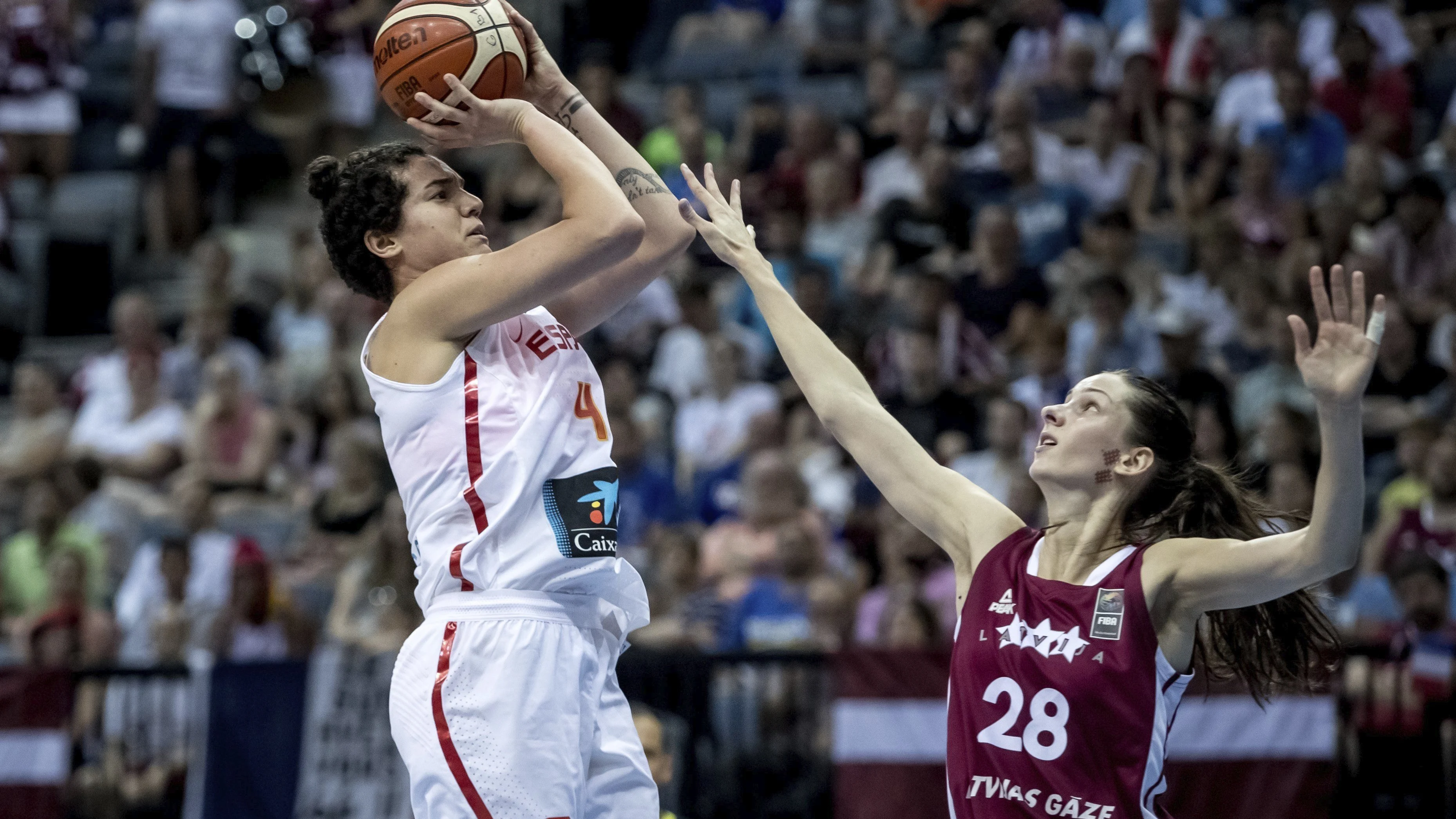 Alba Torrens lanza a canasta en el partido contra Letonia