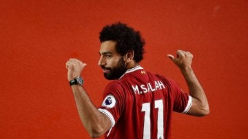 Salah posa con la camiseta del Liverpool