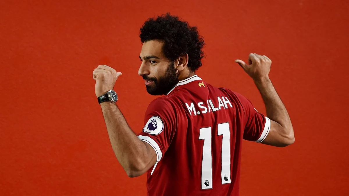 Salah posa con la camiseta del Liverpool