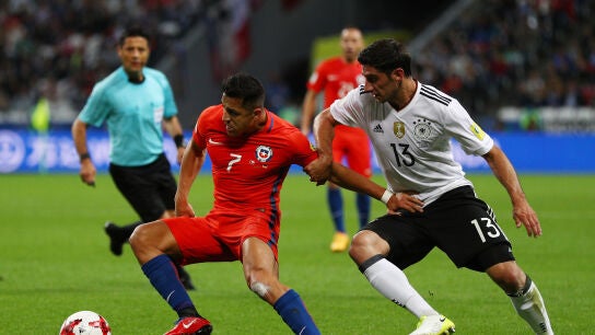 Alexis S&aacute;nchez intenta zafarse de Stindl en el Alemania - Chile