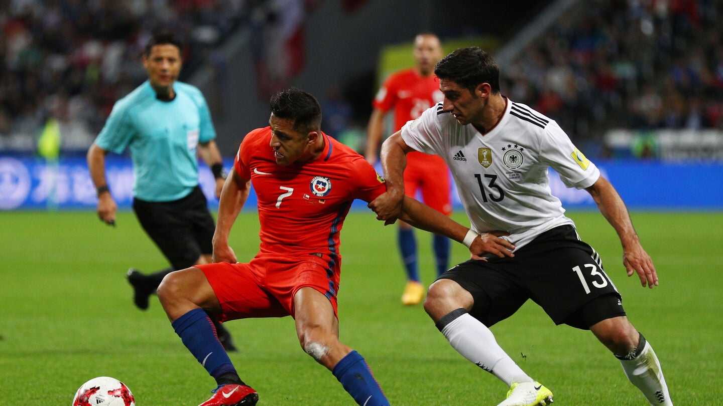 Alexis S&aacute;nchez intenta zafarse de Stindl en el Alemania - Chile