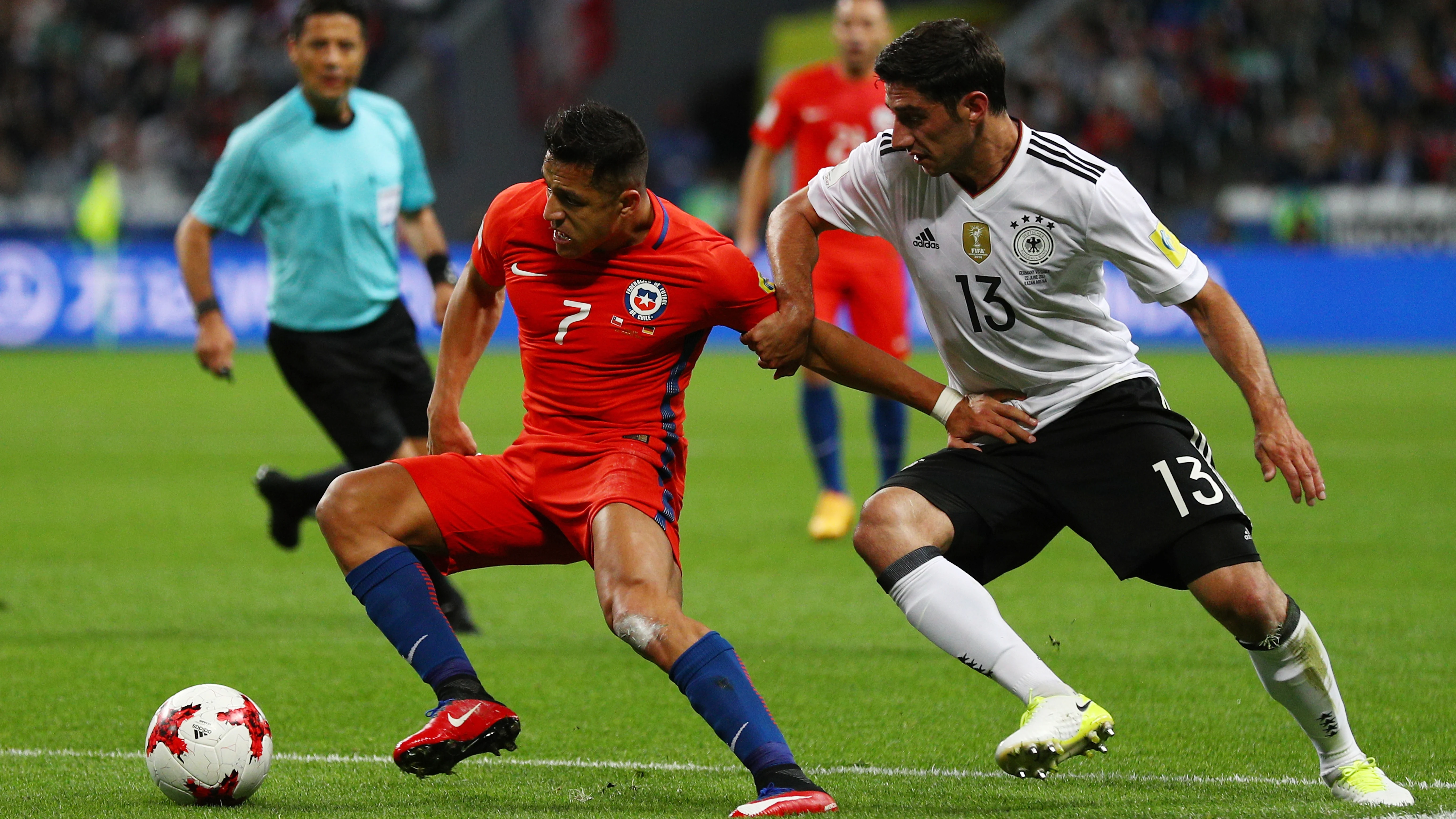 Alexis S&aacute;nchez intenta zafarse de Stindl en el Alemania - Chile