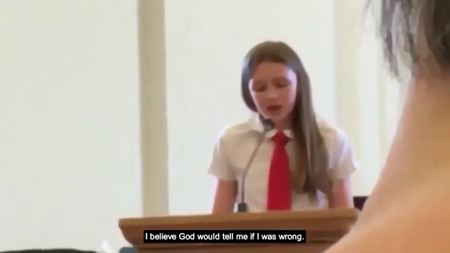 Una niña de 12 años confiesa ser lesbiana ante su iglesia mormona y le cortan el micrófono Una niña de 12 años confiesa ser lesbiana ante su iglesia mormona y le cortan el micrófono