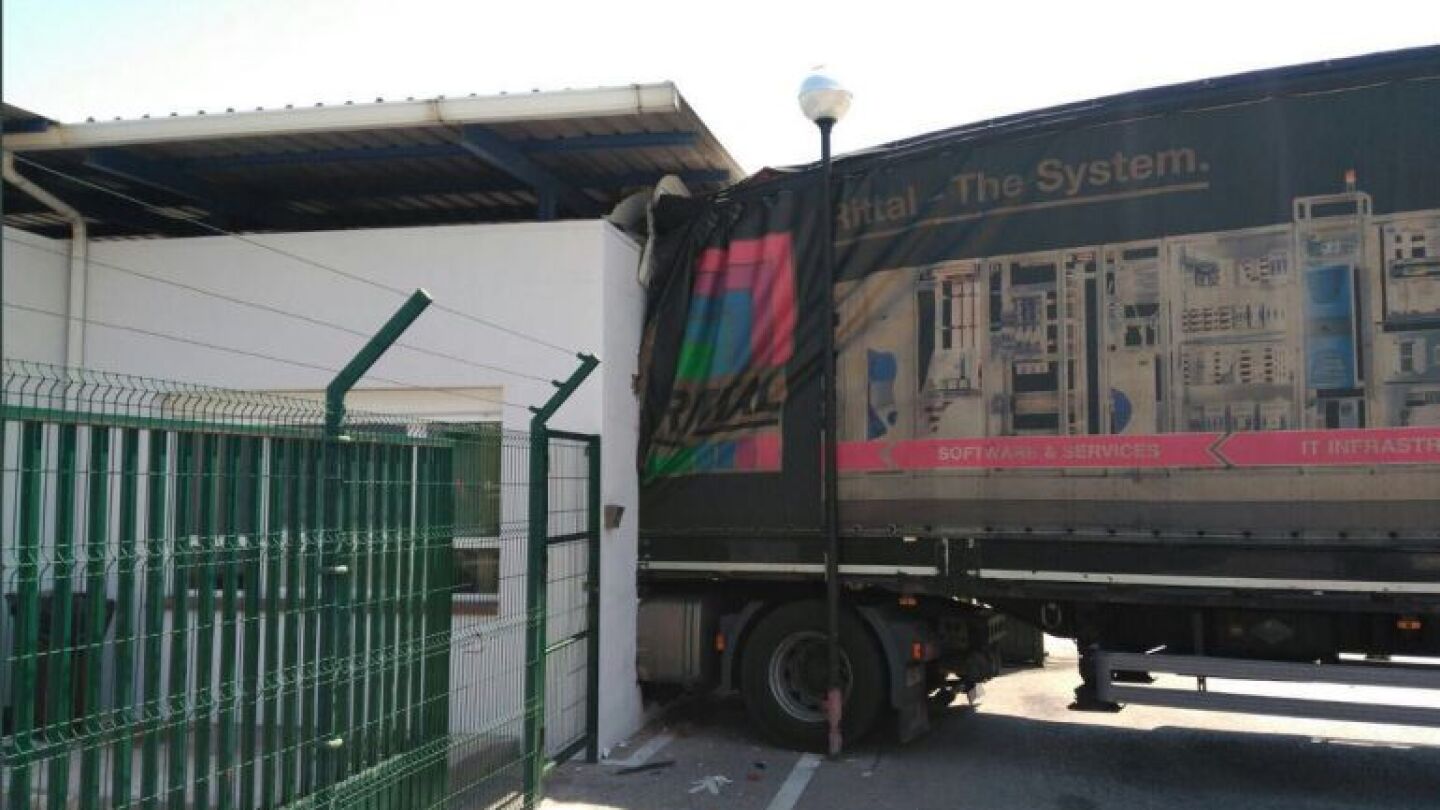 Cami&oacute;n empotrado en una f&aacute;brica