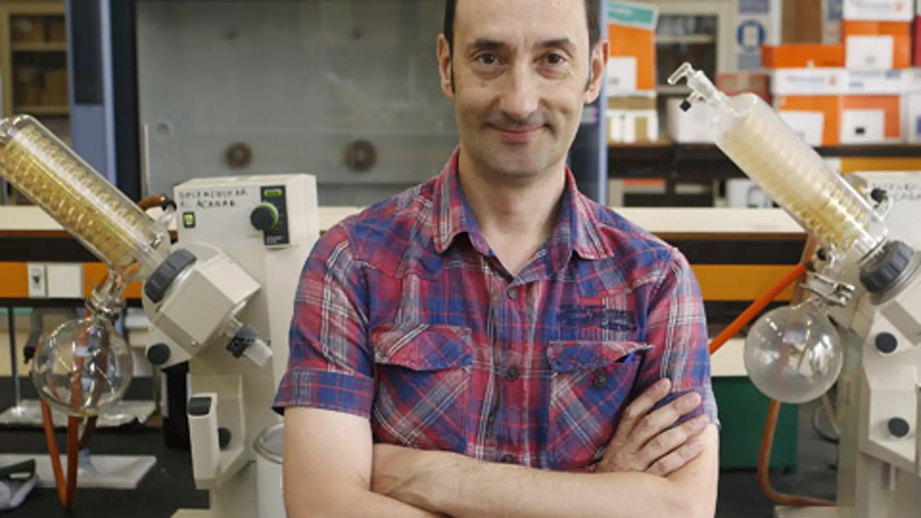 Enrique Gómez en su laboratorio.