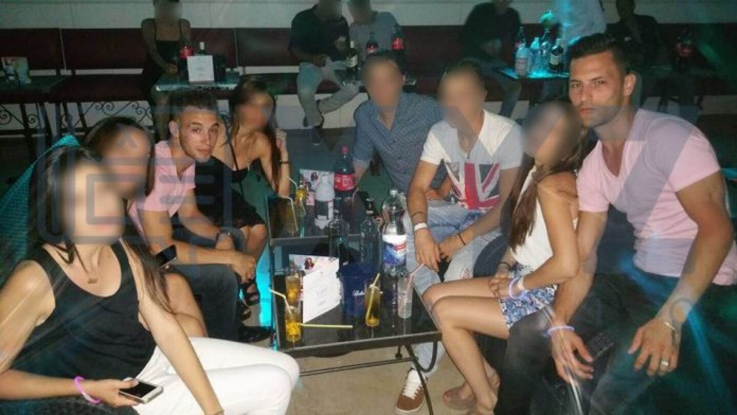 'El Cuco' y Samuel Ben&iacute;tez posan juntos a sus nuevos amigos en Francia