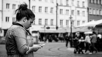 Una usuaria con su teléfono móvil