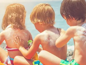Niños con crema solar Niños con crema solar