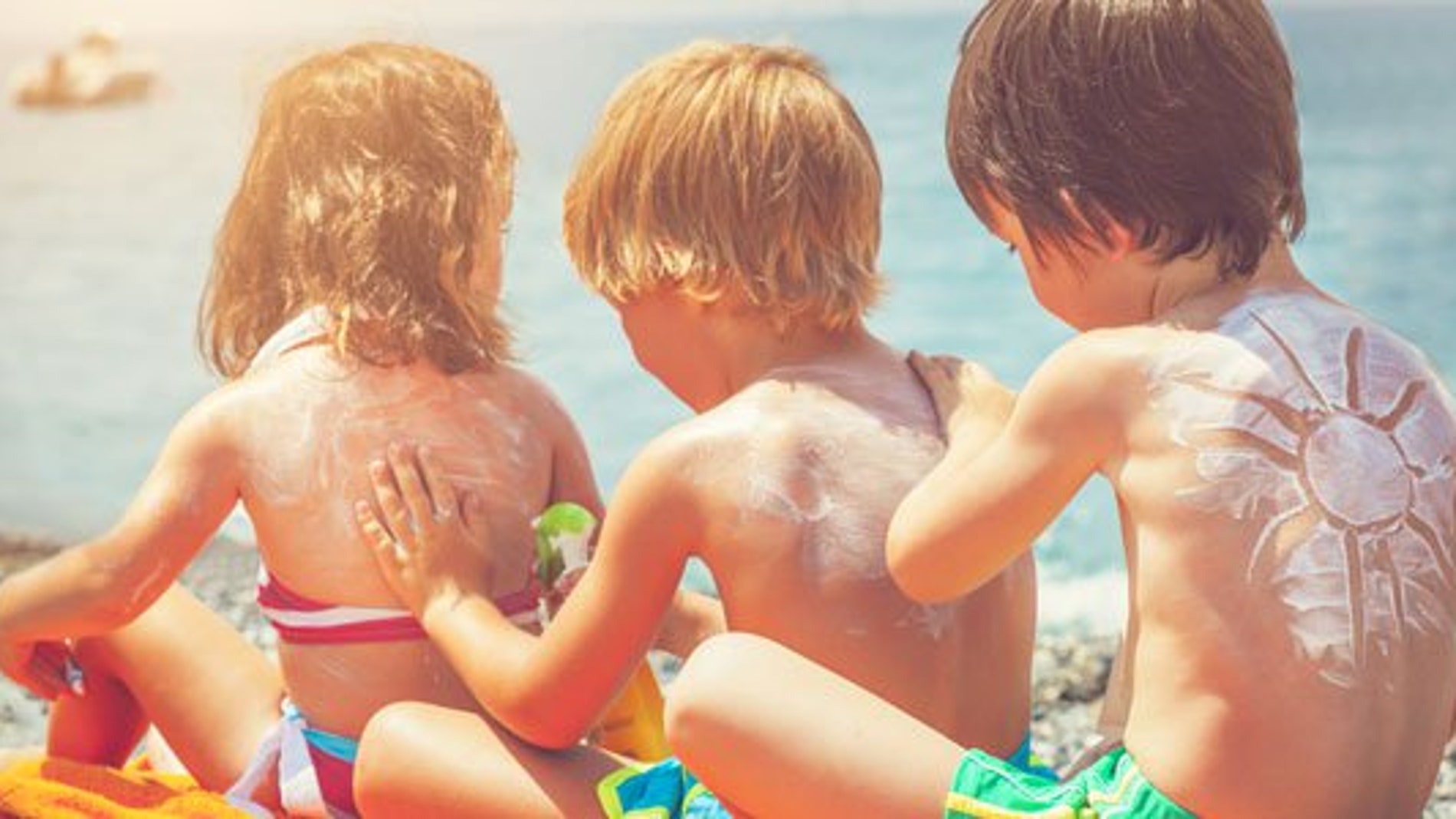 Niños con crema solar