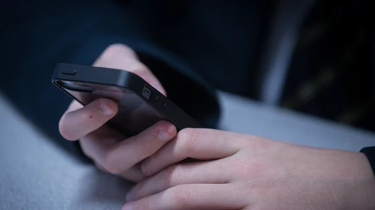 Un niño consulta un teléfono móvil (Archivo) Un niño consulta un teléfono móvil (Archivo)