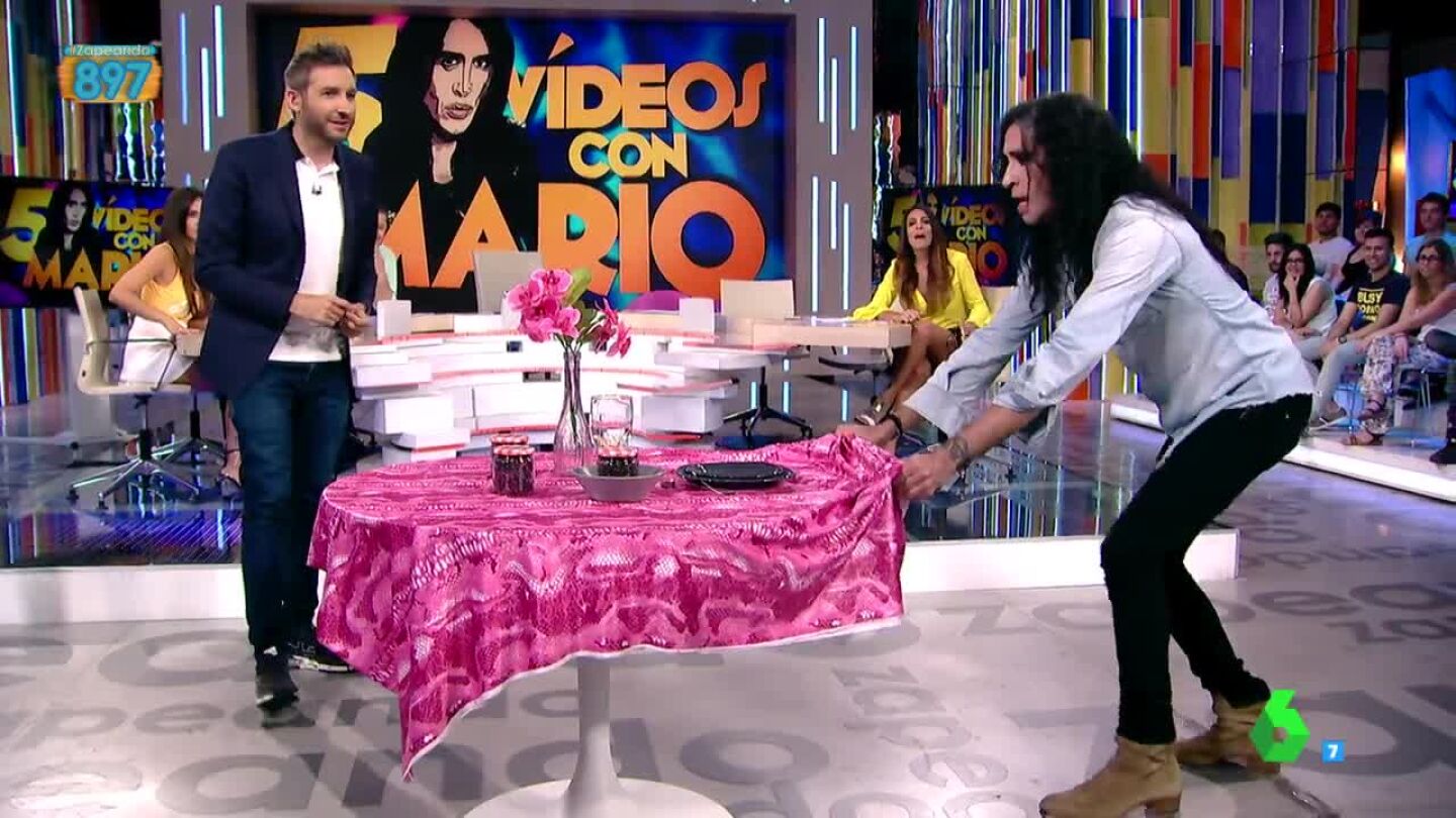 Mario Vaquerizo pone a prueba su habilidad con el &lsquo;Tablecloth trick&rsquo;