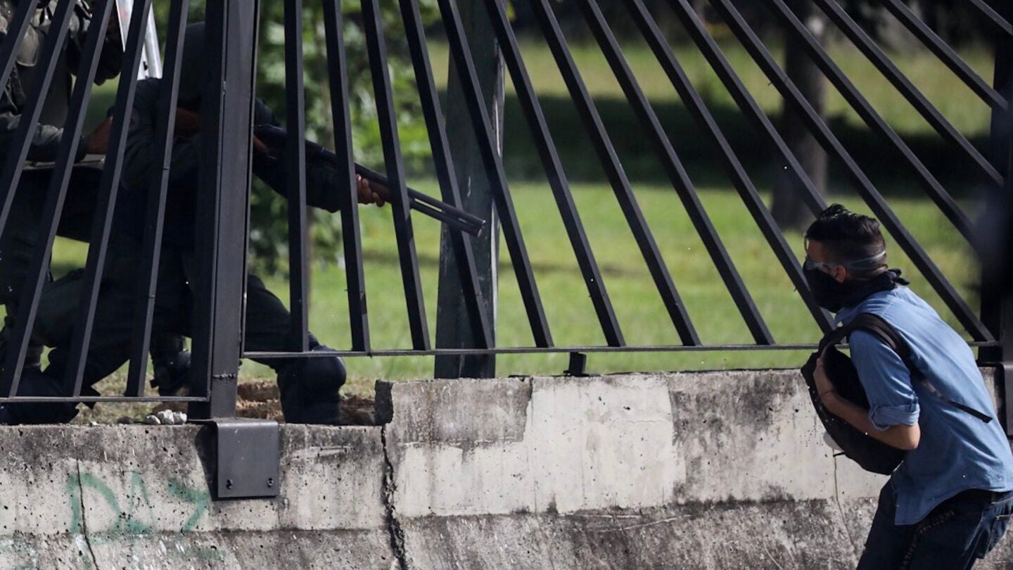El joven David Jos&eacute; recibe un disparo de un miembro de la Guardia Nacional Bolivariana