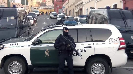En la imagen, un agente de la Guardia Civil En la imagen, un agente de la Guardia Civil durante una operación antiyihadista en Melilla