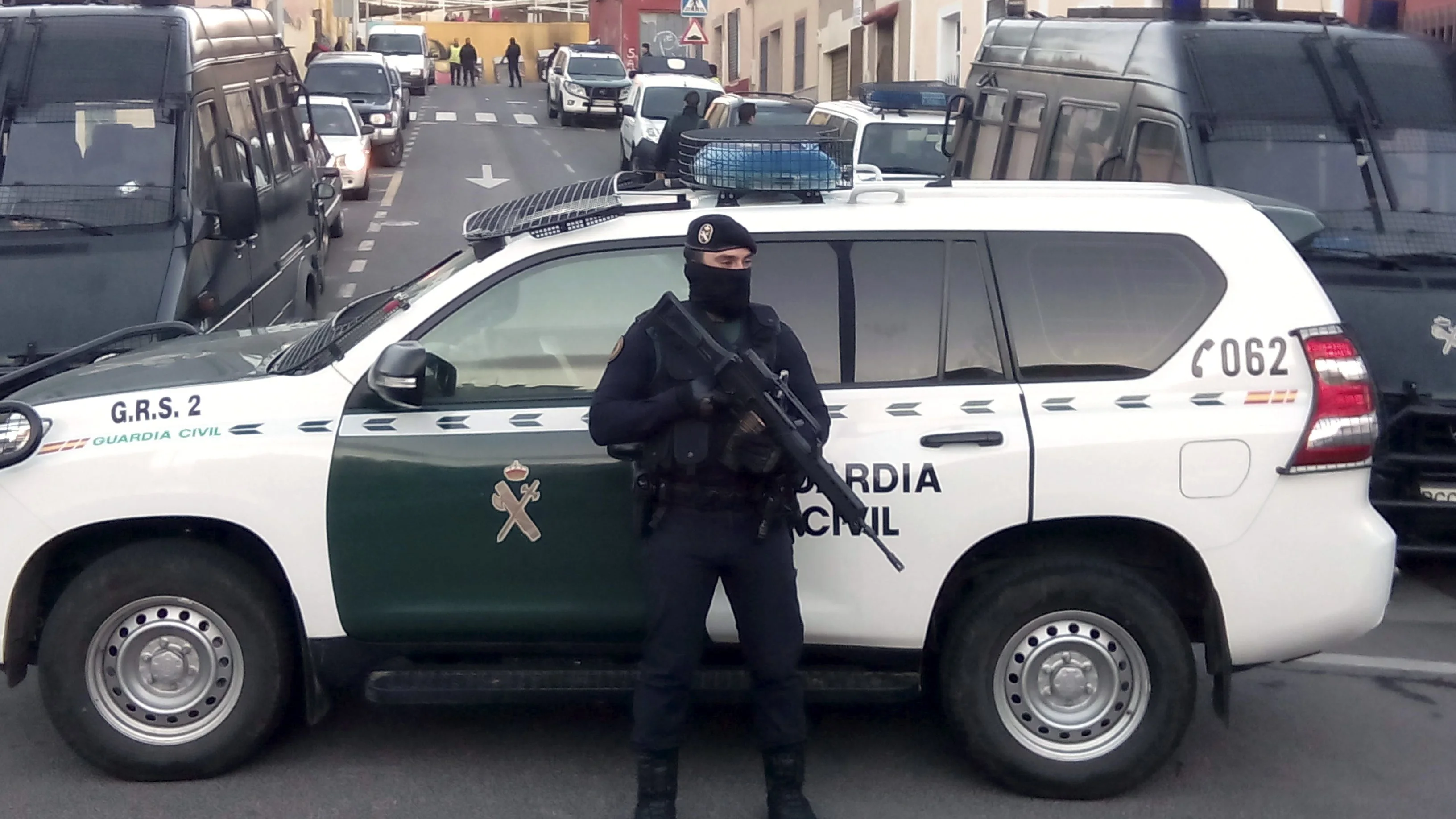 En la imagen, un agente de la Guardia Civil durante una operación antiyihadista en Melilla