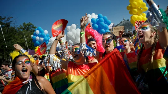 Chicas bailando en la celebración del Orgullo en Madrid Chicas bailando en la celebración del Orgullo en Madrid