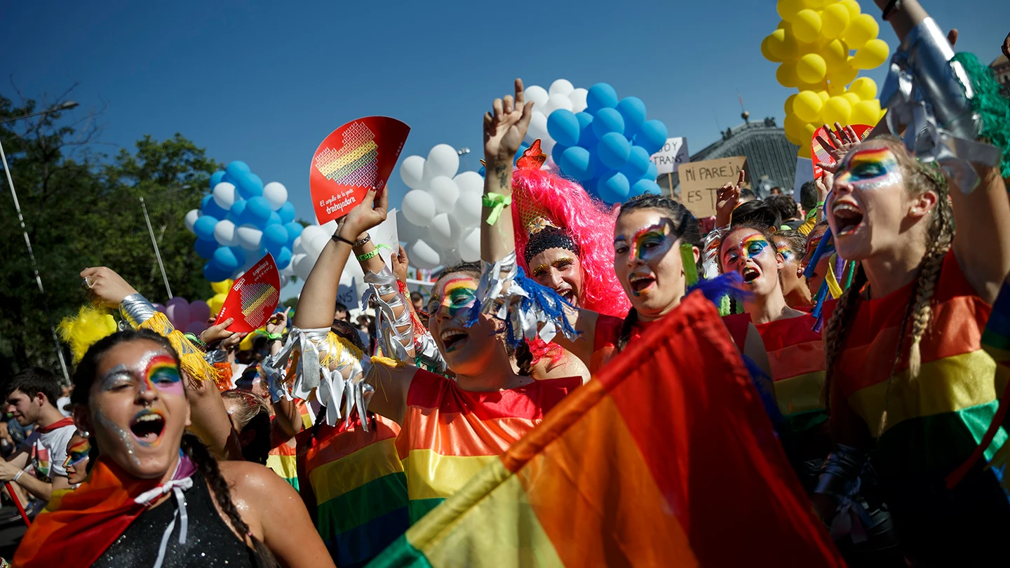 Chicas bailando en la celebración del Orgullo en Madrid Chicas bailando en la celebración del Orgullo en Madrid