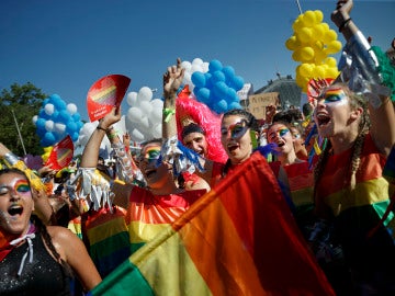 Chicas bailando en la celebración del Orgullo en Madrid Chicas bailando en la celebración del Orgullo en Madrid