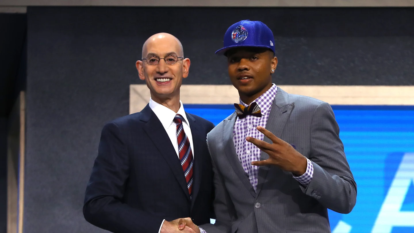 Markelle Fultz, tras ser elegido en el nº 1 del draft por los Sixers Markelle Fultz, tras ser elegido en el nº 1 del draft por los Sixers