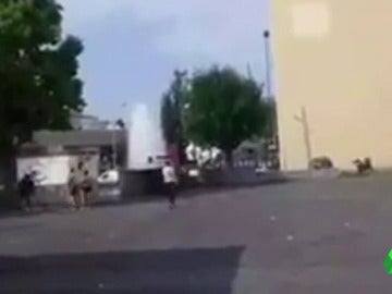 Varios jóvenes rompen una boca de riego en París para sofocar el calor Varios jóvenes rompen una boca de riego en París para sofocar el calor