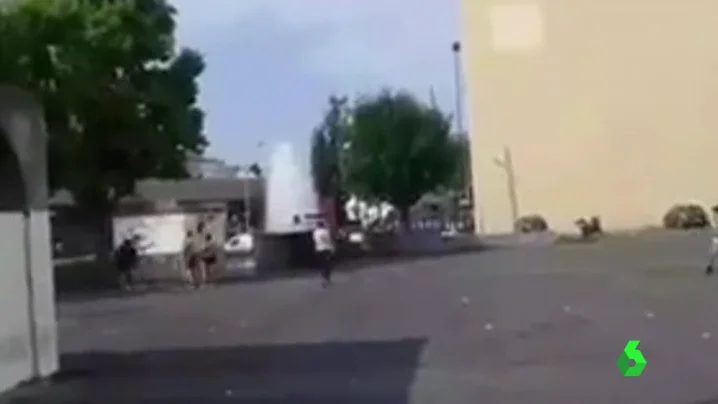 Varios jóvenes rompen una boca de riego en París para sofocar el calor Varios jóvenes rompen una boca de riego en París para sofocar el calor