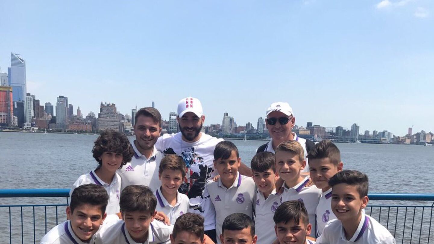 Benzema, junto al alev&iacute;n del Real Madrid