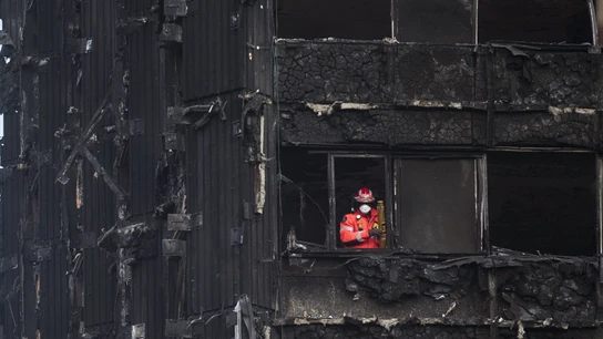 Un bombero inspecciona los restos de la Torre Grenfell en Londres Un bombero inspecciona los restos de la Torre Grenfell en Londres