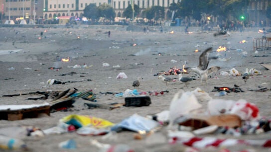 Aspecto que presentaba la playa de Riazor, en A Coru&ntilde;a, tras las hogueras de San Juan