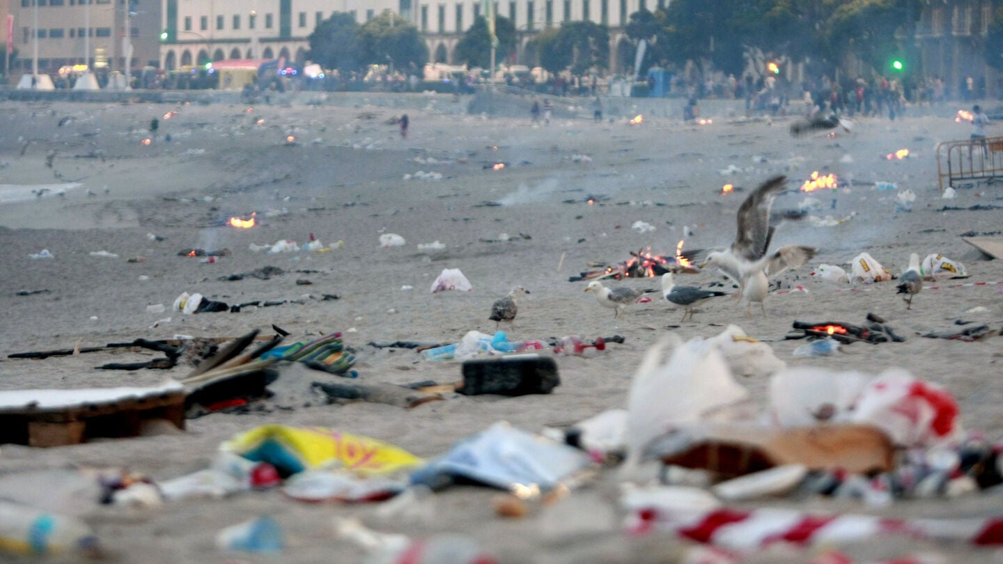 Aspecto que presentaba la playa de Riazor, en A Coru&ntilde;a, tras las hogueras de San Juan