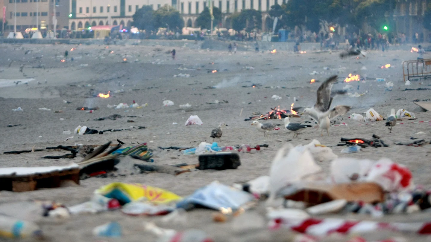 Aspecto que presentaba la playa de Riazor, en A Coruña, tras las hogueras de San Juan Aspecto que presentaba la playa de Riazor, en A Coruña, tras las hogueras de San Juan